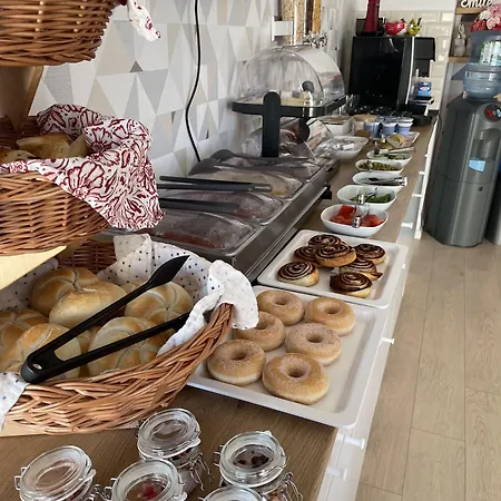 מלון Christina 3*